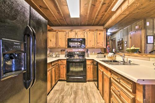 Woodsy Hideaway with Hot Tub Grill and Smoky Mtn Views - image 2