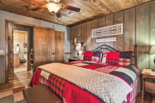 Woodsy Hideaway with Hot Tub Grill and Smoky Mtn Views - image 3