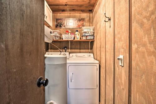 Woodsy Hideaway with Hot Tub Grill and Smoky Mtn Views - image 7