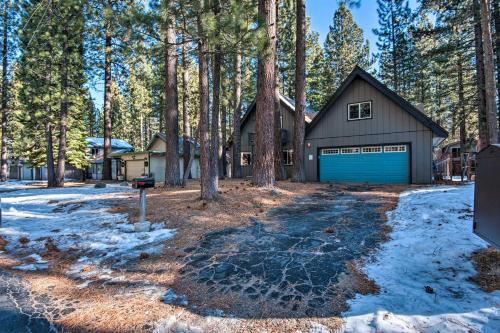 Cozy Mountain Cabin about 7 Mi to Heavenly Ski Resort!