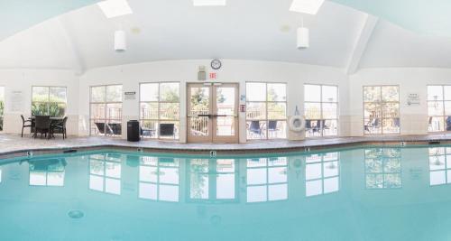 Swimming pool, Holiday Inn Express Hotel & Suites San Jose-Morgan Hill in Morgan Hill (CA)