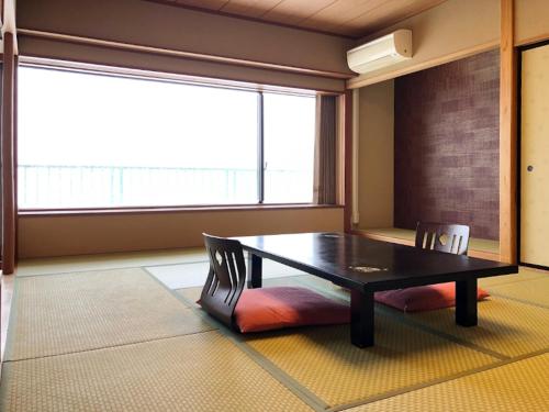 Hotel Yunojin The 3-star Hotel Yunojin offers comfort and convenience whether youre on business or holiday in Minakami. The property offers guests a range of services and amenities designed to provide comfort and 