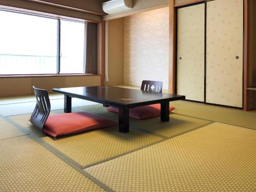 Hotel Yunojin The 3-star Hotel Yunojin offers comfort and convenience whether youre on business or holiday in Minakami. The property offers guests a range of services and amenities designed to provide comfort and 