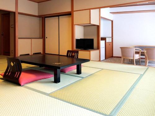 Hotel Yunojin The 3-star Hotel Yunojin offers comfort and convenience whether youre on business or holiday in Minakami. The property offers guests a range of services and amenities designed to provide comfort and 