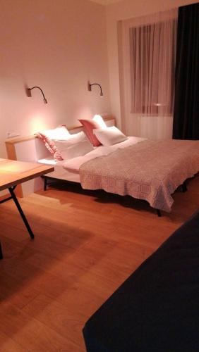 4 twin beds