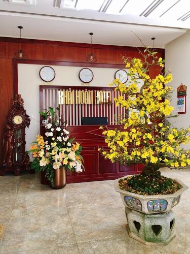 a vase filled with flowers next to a wall, Khai Hoan Hotel in Pleiku (Gia Lai)