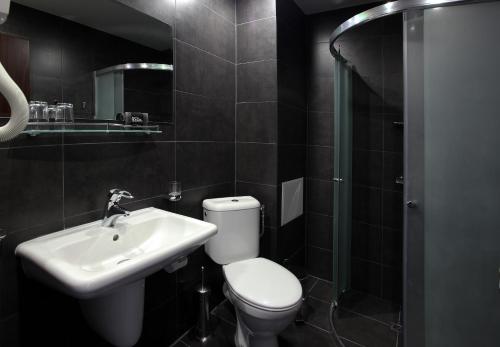 Hotel Idol - image 14