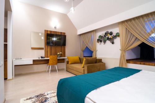 1 king bed, 1 sofa bed
