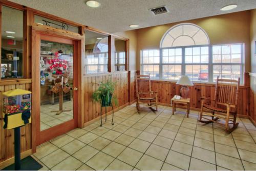 Western Skies Inn & Suites - 로비