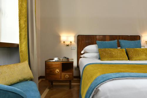 1 queen bed, 1 twin bed