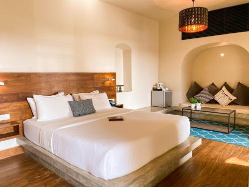 Deluxe Balcony Room with Sea View image 4