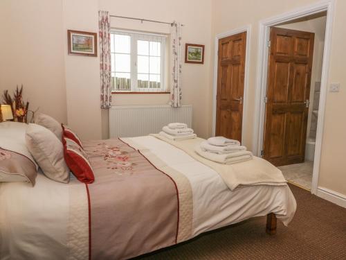 Little Argham Cottage - image 5