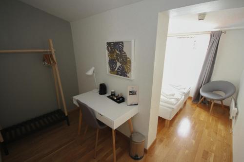 2 twin beds