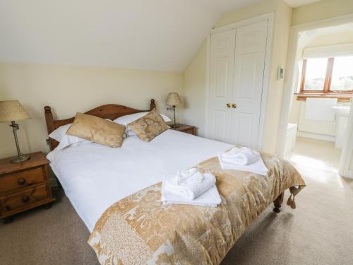 Highcroft - Tap to explore photos