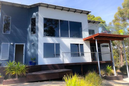 . BAY OF FIRES BEACH SHACK ocean views from a modern Beachhouse