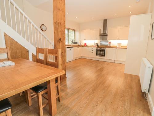 Vicarage Cottage - image 2