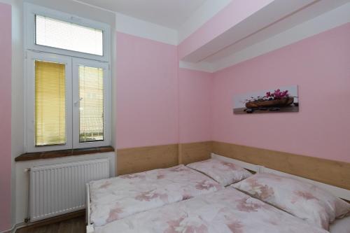 2 twin beds