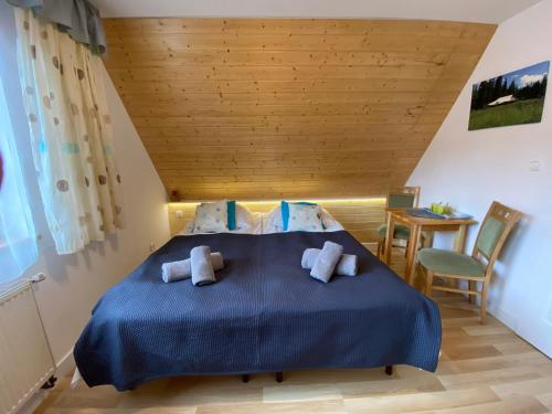 2 twin beds