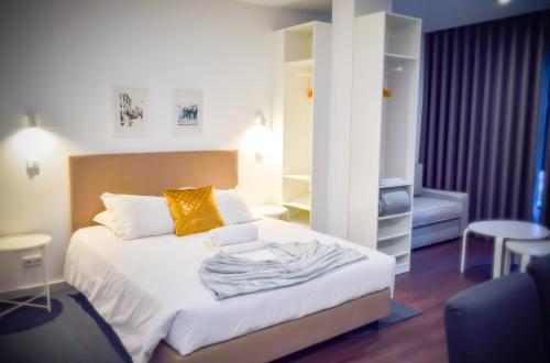 1 king bed, 1 sofa bed