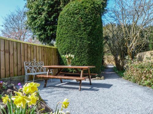 Whitefriars Lodge Settle - image 12