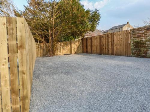 Whitefriars Lodge Settle - image 10