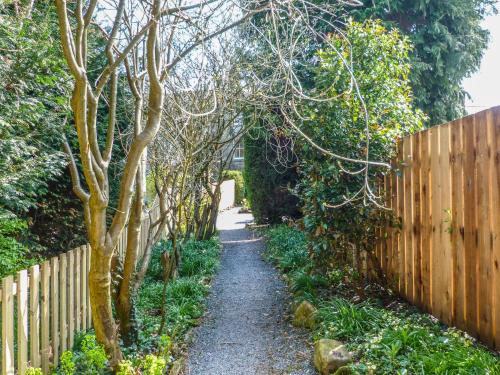 Whitefriars Lodge Settle - image 14