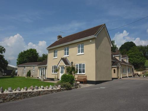 Lower Wadden Farmhouse and Annexe in Southleigh