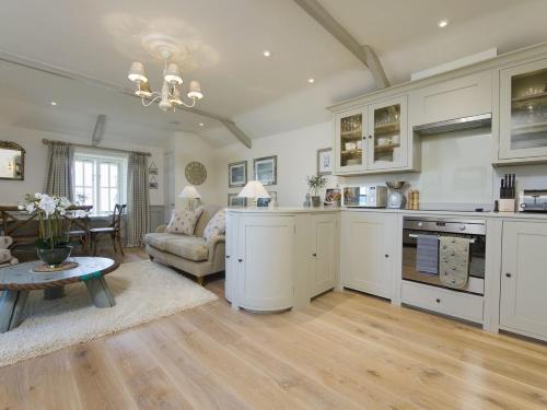 Coach House Cottage Strete - image 5