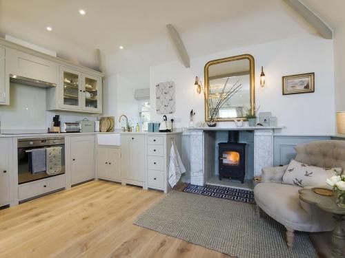 Coach House Cottage Strete - image 4