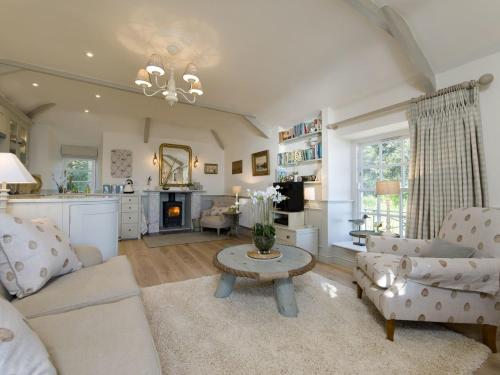 Coach House Cottage Strete - main image