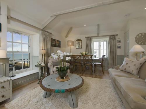Coach House Cottage Strete - image 6