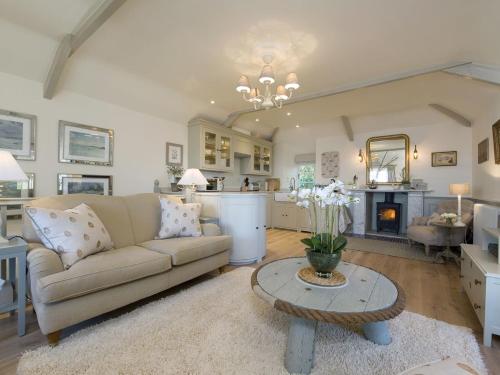 Coach House Cottage Strete - image 2
