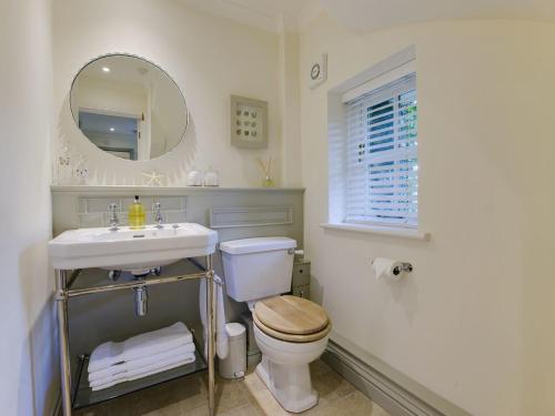Coach House Cottage Strete - image 13