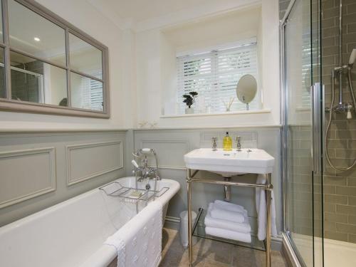 Coach House Cottage Strete - image 12