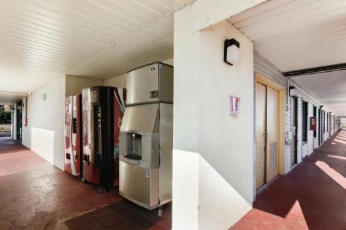 Econo Lodge - Conyers - image 6