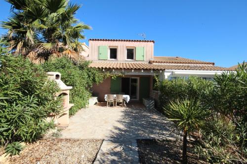 Belle villa 2 chambres, 4 à 6 couchages, jolie terrasse avec vue réserve dans résidence sécurisée avec piscine commune 800 m de la mer LRCS76 - Location, gîte - Portiragnes