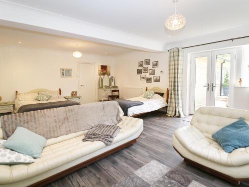 Rhinegold Bungalow Sheffield - main image