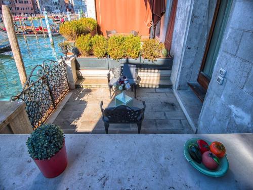 Grimaldi Apartments Hermitage Canal Grande view - image 6