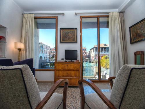 Grimaldi Apartments Hermitage Canal Grande view - image 9
