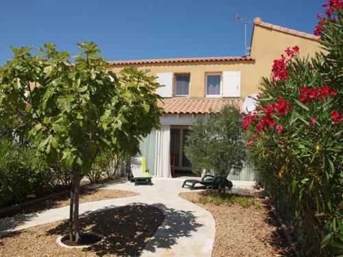 Belle villa 2 chambres terrasse sud parking privatif dans residence securisee avec piscine commune 8
