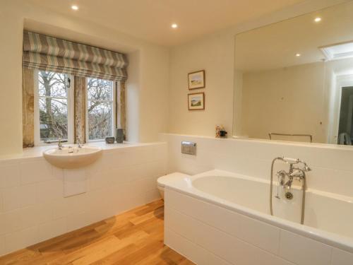 Shiers Farmhouse Skipton - image 3