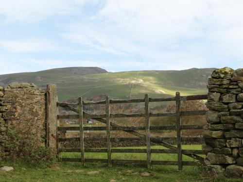 Rushton Barn Settle - image 4