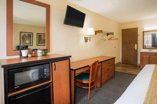 Travelodge by Wyndham Colorado Springs Airport/Peterson AFB - image 7