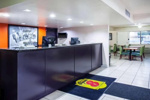 Előcsarnok, Super 8 by Wyndham Giddings in Giddings (TX)