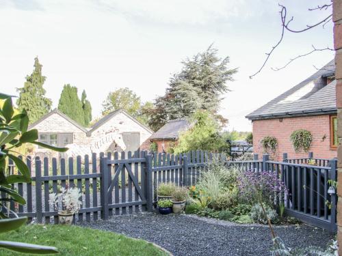 Ensdon Lea Cottage - image 13