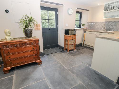Stable Cottage - image 13