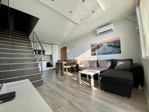 Beautiful City View Maisonette Apartment by Flat Mаnager, Sofia (Foto 7)