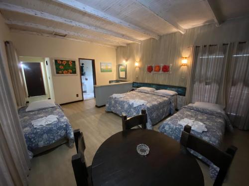 1 double bed, 2 twin beds