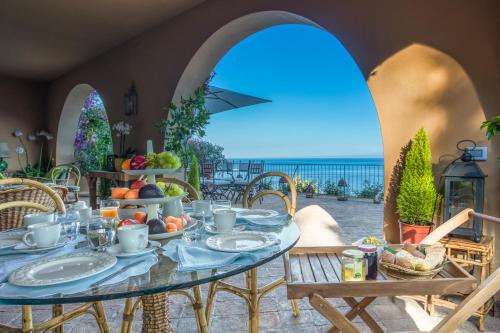 Extraordinary view with a Cobalt pool on the Tuscany coast