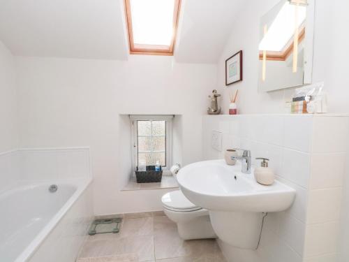 Church View Cottage - image 12